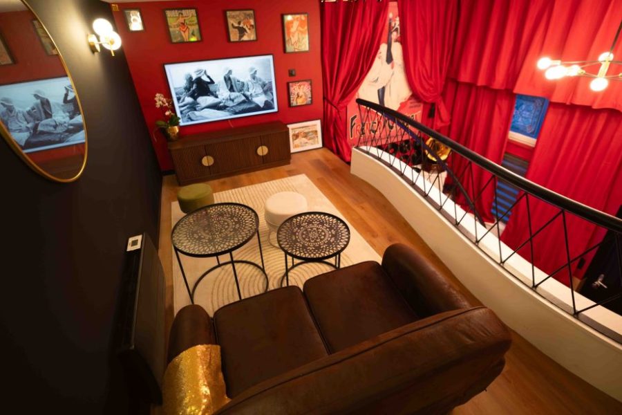 Installez-vous dans un salon cosy et élégant, pensé pour vos moments de détente. Canapé confortable, ambiance chaleureuse et décoration soignée : cet espace est parfait pour partager un verre, regarder un film ou simplement profiter d’un instant à deux dans un cadre intimist